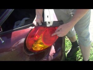 Замена лампочки задних габаритов и стоп сигнала на KIA - Spectra