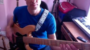 Free bass lesson 'Guns of Navarone' The Specials