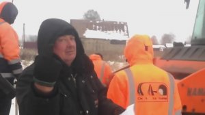 Застигнутые за укладкой асфальта в снег рабочие напали на человека