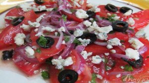 Салат из помидора под сыром с плесенью