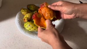 Как почистить ПЛОДЫ КАКТУСА. Пробуем плоды кактуса ( опунция)