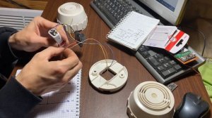Датчик дыма доработка батарейкой и пищалкой