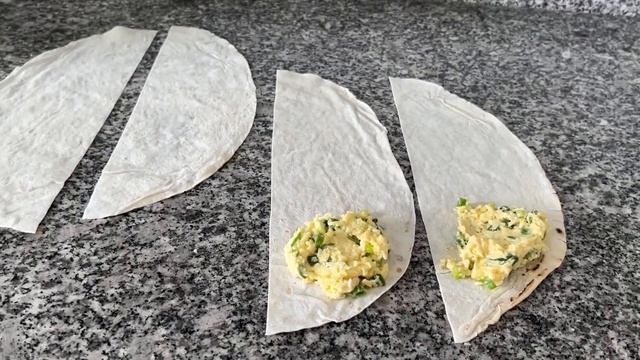 Конвертики из лаваша с зелёным луком и яйцом