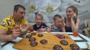 МУКБАНГ ТРЕШОВОЕ ВИДЕО, ОТГОНЯЕМ ЛЁШУ / ПИРОГ И ПЕЧЕНЬЕ. MUKBANG PIE AND COOKIES