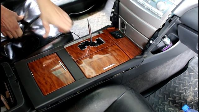 Замена лампочки подсветки селектора передач на Toyota Camry XV40 Тойота Камри 2007 года 2,4 смотреть онлайн