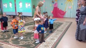 Танец малышей в детском саду,детский танец,детское видео.