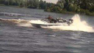 Лодка Днепр дрифтует