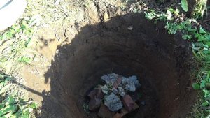 Подготовка посадочной ямы под виноград. Северо-Запад России, Псковская область
