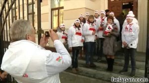 Представители общественности приносят цветы к посольству Венесуэлы в Минске