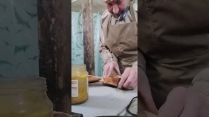 Масло-воском покрываю блюдца из вишни.