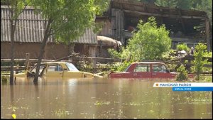Из-за ледостава в поселке Нарва Манского района резко поднялся уровень воды