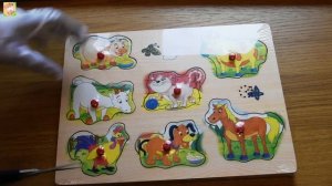 Алиса играет в зверят и в деревянный пазл домашние животные