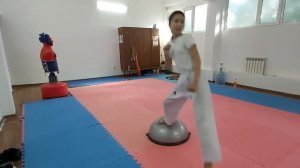 Удары ногами, работа с напольной грушой.