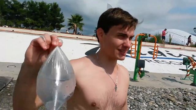 Что делать если искупался в море с телефоном. Или не покупайте плавательные шорты смотреть онлайн