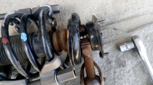 Как сорвать с передней стойки гайку амортизатора