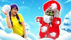 Кот Басик играет в снежки ❄️☃️ Видео для детей про мягкие игрушки