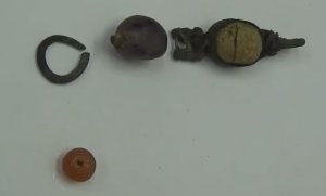 Необычная серьга из погребения на раскопе по улице Чехова, 20Б