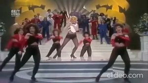 Зажигательный танец из 80х парень отжигает