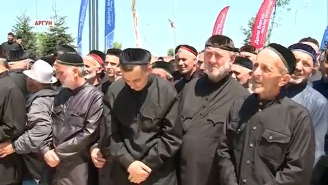 В Аргуне состоялось открытие мечети им Аймани Кадыровой и комплекса высотных зданий «Аргун Сити» смотреть онлайн