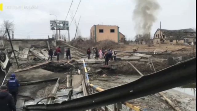 Мирные жители г. Ирпень пешком покидают город