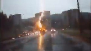 Ехать в машине во время грозы опасно Может ударить молния