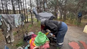 Лена.  Копает картошку на свалке Жизнь на Минской свалке. Часть 12.