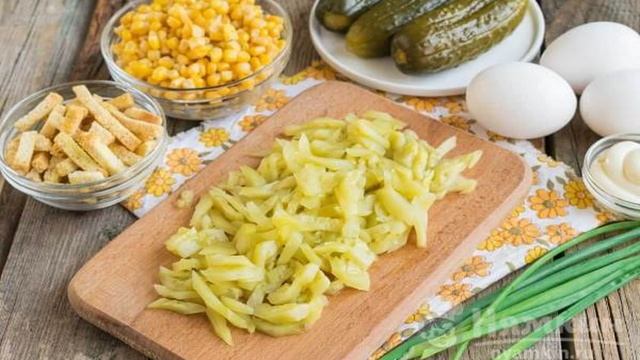Салат с копченой колбасой и солеными огурцами