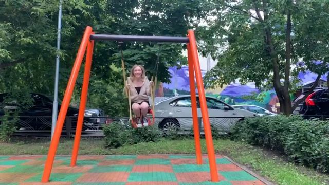 Лиза Багирова качается на качелях под музыку 5 минут