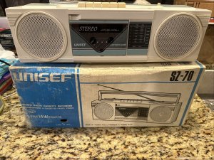 Винтажный кассетный проигрыватель  магнитофон UNISEF Japan SZ-70 WHITE Boombox FM-AM Radio