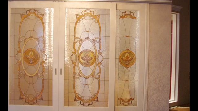 Витражи в дверях.