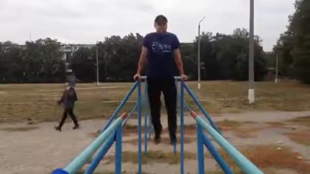 Отжимание на брусьях 40 раз! смотреть онлайн