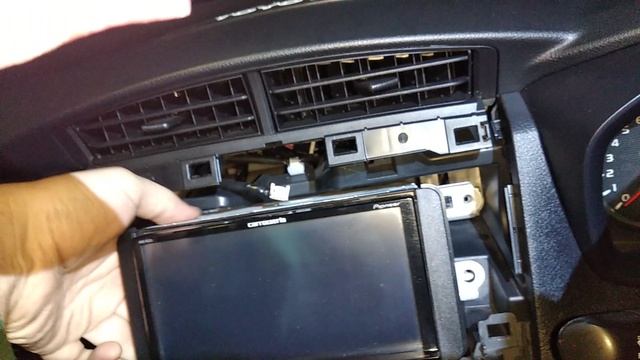 Демонтаж магнитолы на TOYOTA COROLLA FIELDER 161 смотреть онлайн