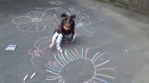 Рисуем Мелками на асфальте! Drawing on Asphalt. Видео для детей...