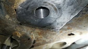 ВАЗ-2115 вытянуло шпильку ролика ГРМ, что делать, выход есть