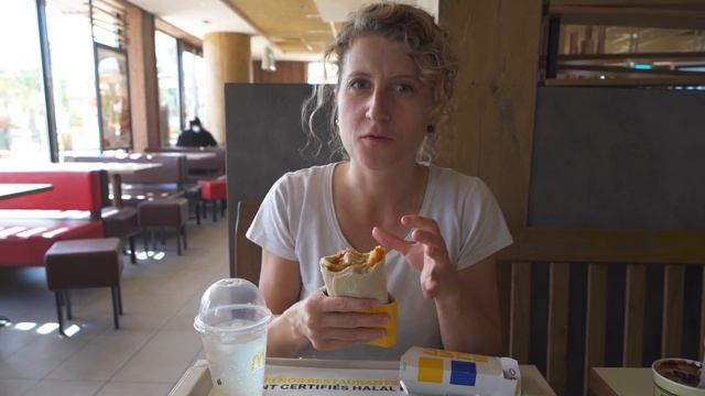 EATING MCDONALDS IN MOROCCO! GOUDA CHEESE BITE EXPLOSION + PINA COLADA | McDonald's Around the Worl смотреть онлайн