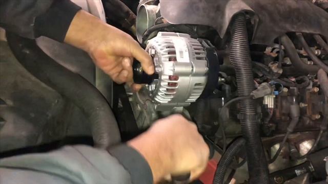 Chevrolet Silverado cómo cambiar el alternador (problema con la generación de motor) смотреть онлайн