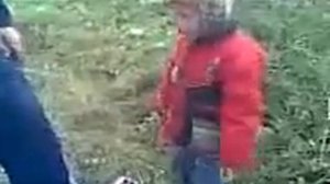 Пяти летний ребенок заводит бензокосилку