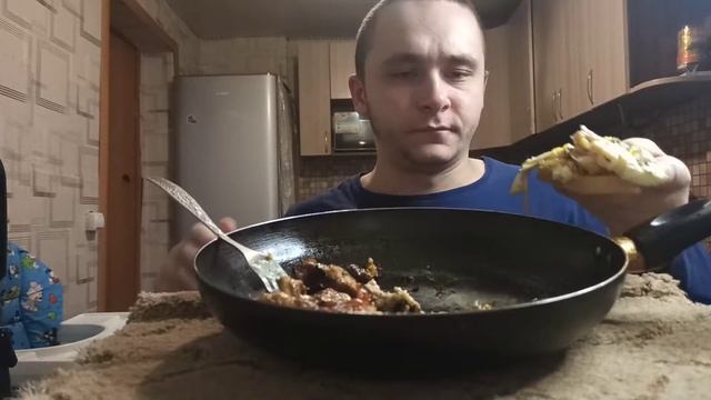 Мукбанг Яичница с картошкой и мясом