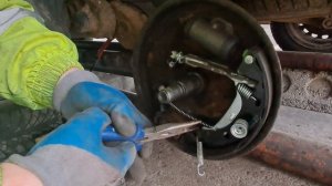 як поміняти трос ручного тормоза renault kangoo,регулюємо "ручник"