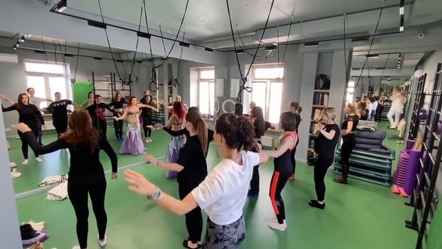 Идеальная мама 2023 в «CURIUM» / Мамы готовятся к выступлениям с восточным танцем смотреть онлайн