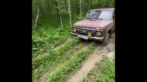 нивы в грязи.offroad. стоковая нива против нивы на 29х
