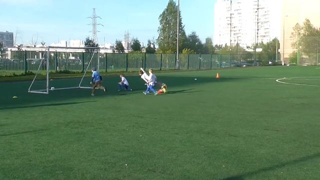 Игровая тренировка для малышей в футбольном клубе Специфик
