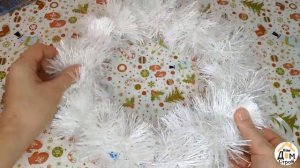 ПРОСТОЙ Рождественский венок своими руками / Как сделать Новогодний венок из мишуры