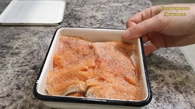 Пересолила форель что делать. Белые пятна на форели слабосоленой. Закуски с форелью слабосоленой. Пересолила форель что делать. Соленая форель кусочками.