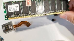 Видеокамера в телефоне...это микросхема памяти.