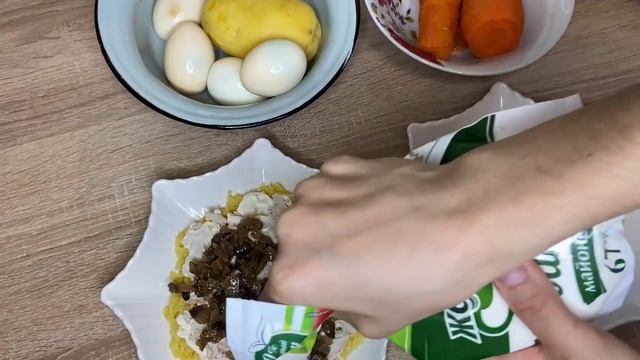 Куриный салат с грибами и сыром. Салат с жареными грибами и курицей. Сытный салат. Қазақша рецепт.