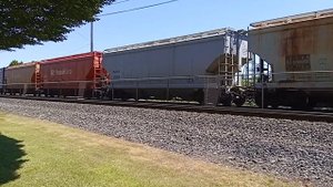 Тепловозы ET44C4, ES44AC и ES44C4 с грузовым составом