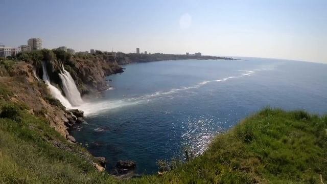 Свекровь вечно лезет в нашу постель. В этот раз она пытается уговорить сына родить ей внуков