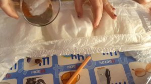 Памперс челлендж. Бегемоты едят шоколадные шарики и писают в памперс.