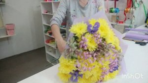 Букет с хризантемой,ирисом, альстромерии и гипсофила